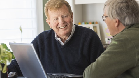 To mænd sidder ved en computer